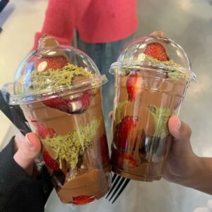 Клубника с дубайским шоколадом в стаканчике