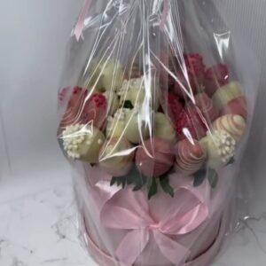 Клубника в шоколаде  27 ягод в шляпной коробке