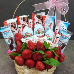 Корзина  с ягодами и шоколадом "Kinder"